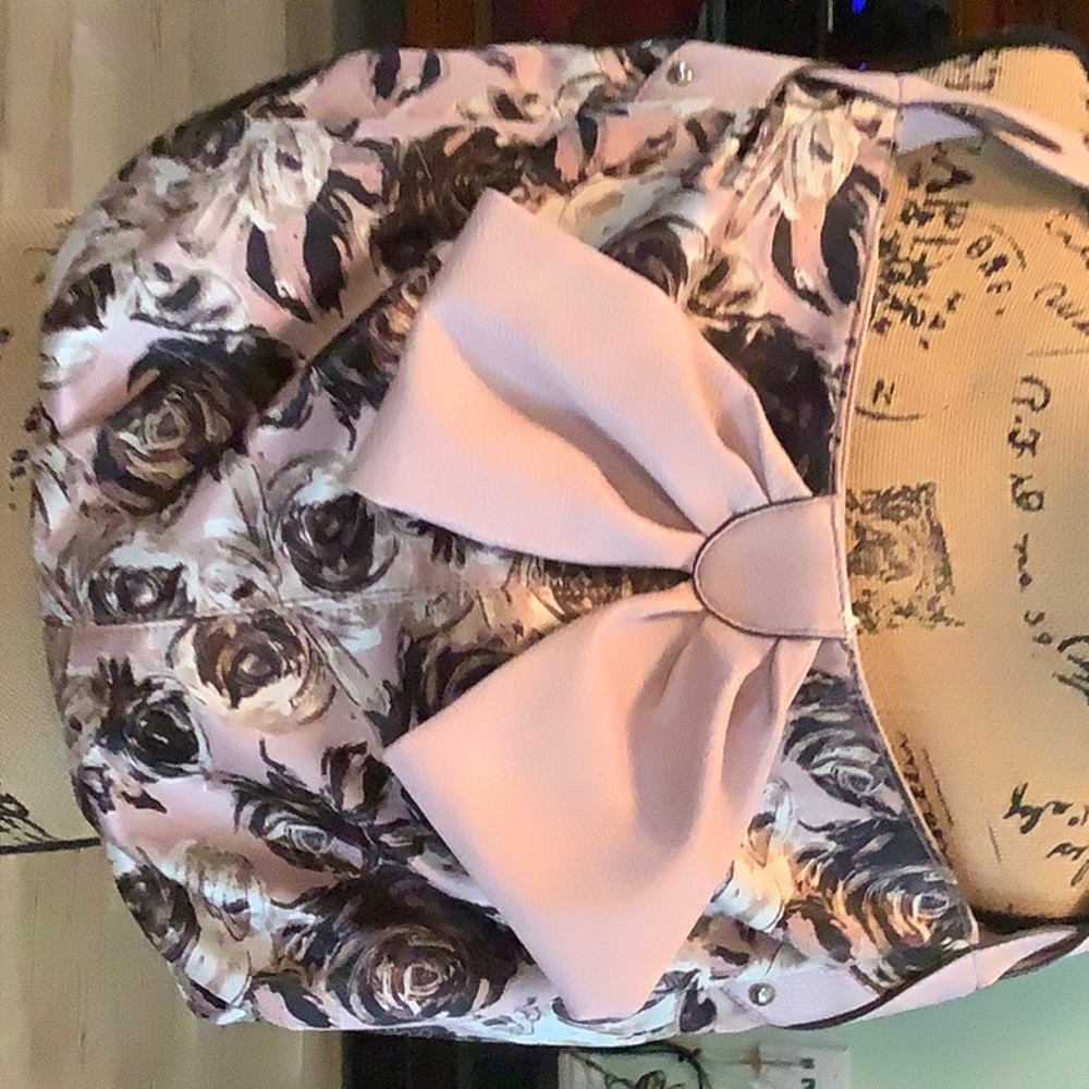 Jessica Simpson floral bag. In good condition. Shows some wear
